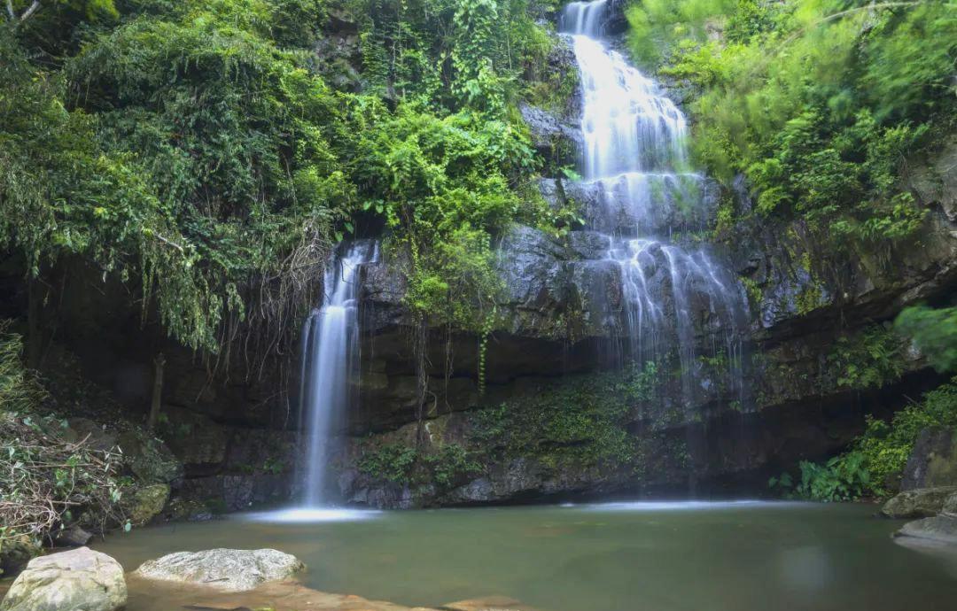 滴水岩瀑布(图2)