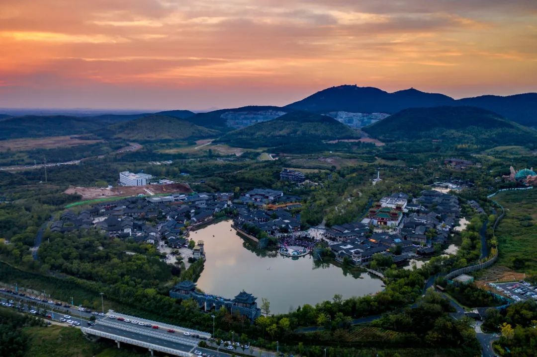 东方盐湖城(图1)