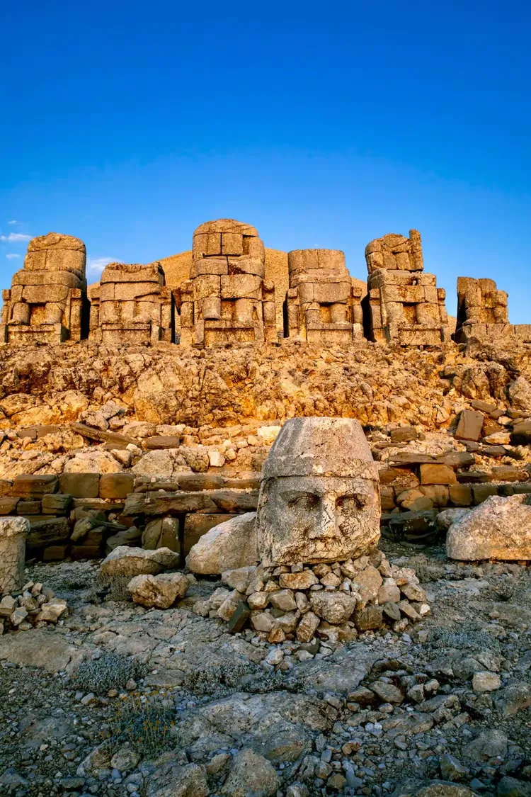 内姆鲁特山(图3)