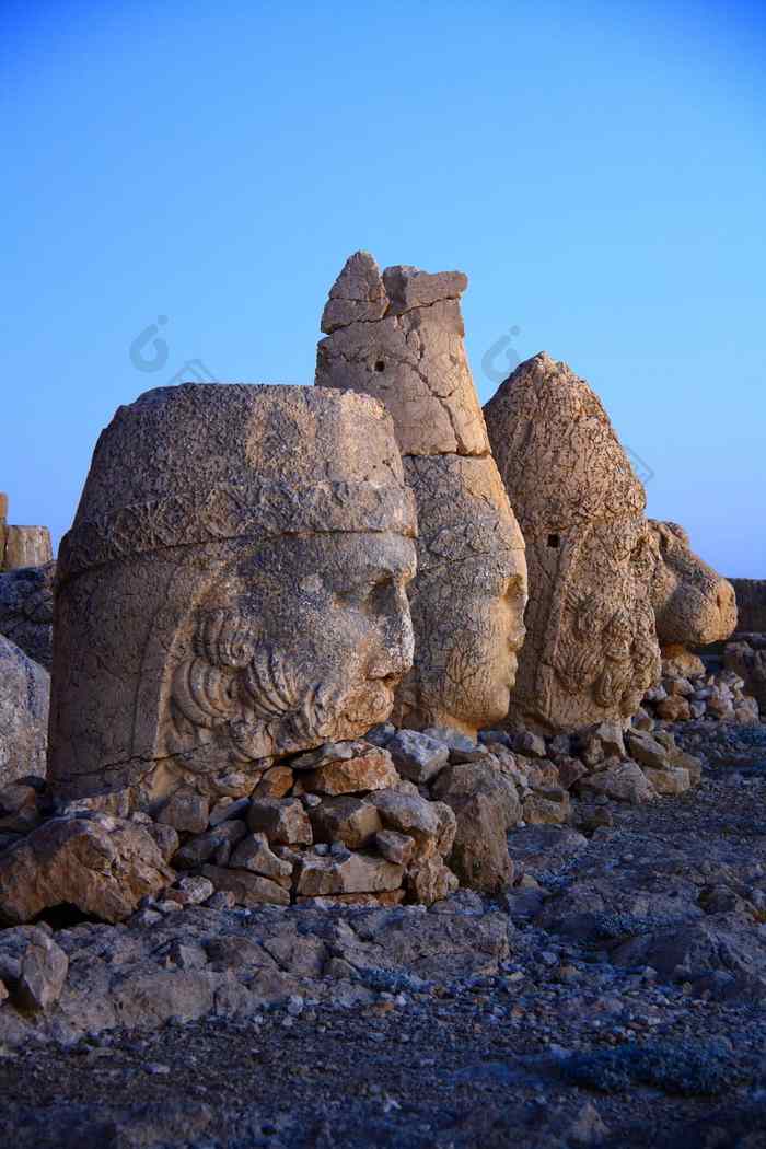 内姆鲁特山(图1)