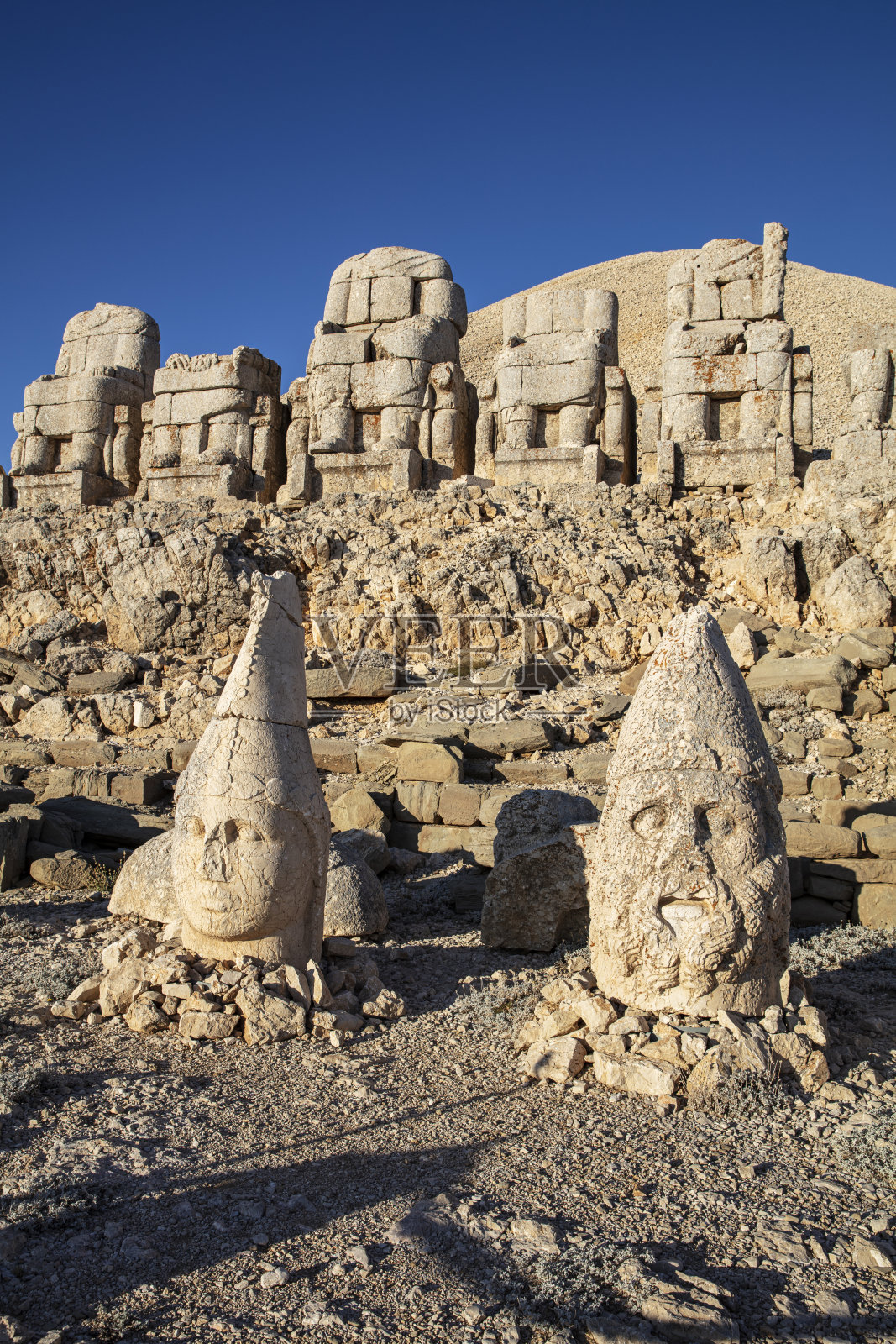 内姆鲁特山(图4)