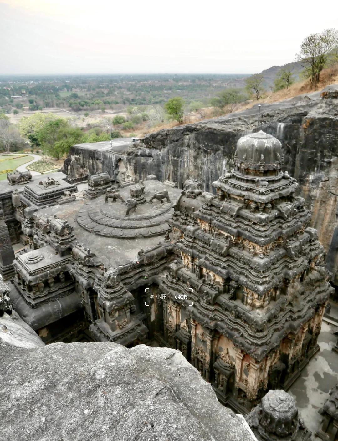 埃洛拉石窟(图1) 埃洛拉石窟(图1)