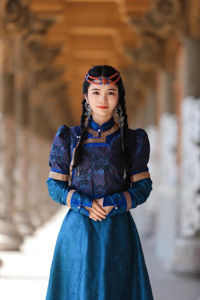传统服饰(图2) 传统服饰(图2)